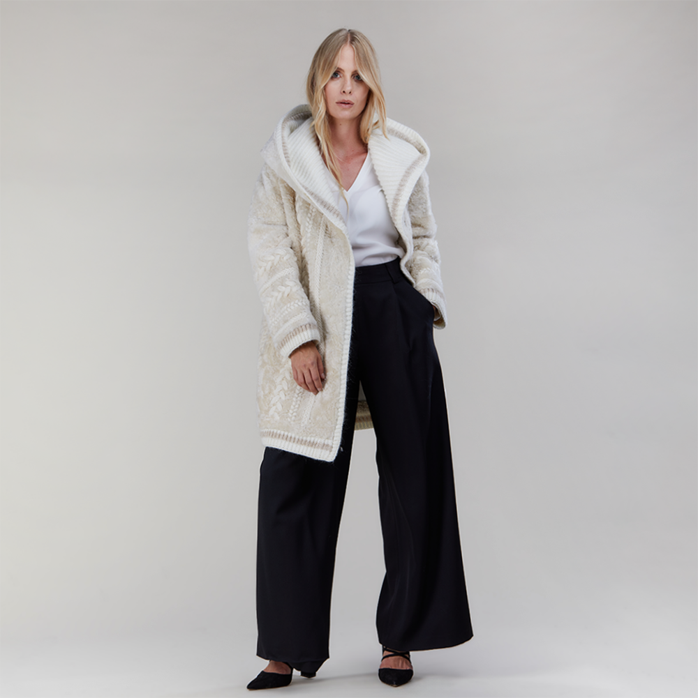 Cappotto corto in montone con cappuccio reversibile panna 85cm