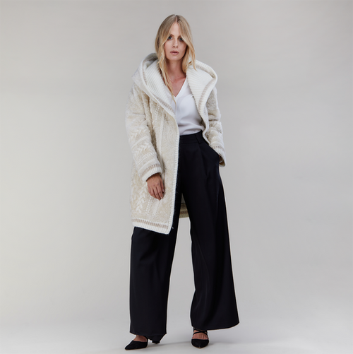 Cappotto corto in montone con cappuccio reversibile panna 85cm