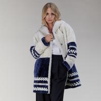 Manteau court en peau de mouton avec capuche bleue de 85cm