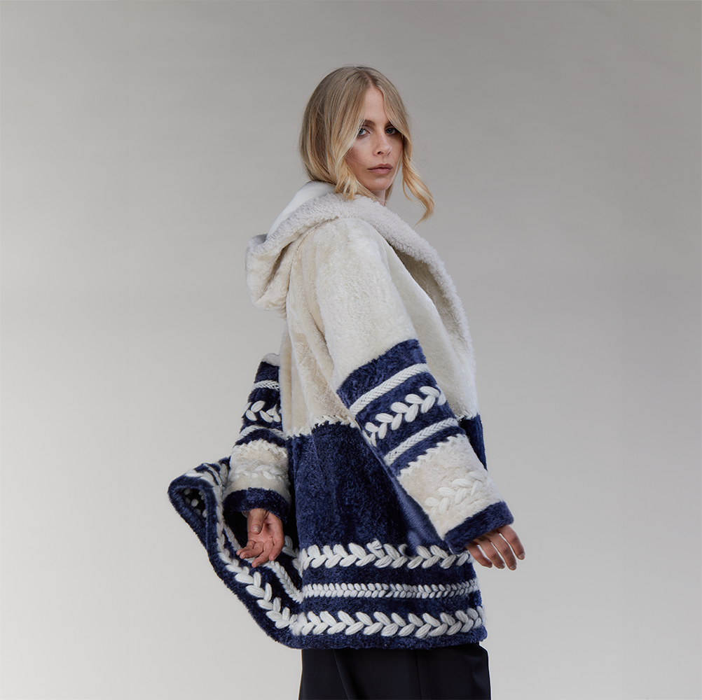 Manteau court en peau de mouton avec capuche bleue de 85cm