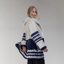 Manteau court en peau de mouton avec capuche bleue de 85cm