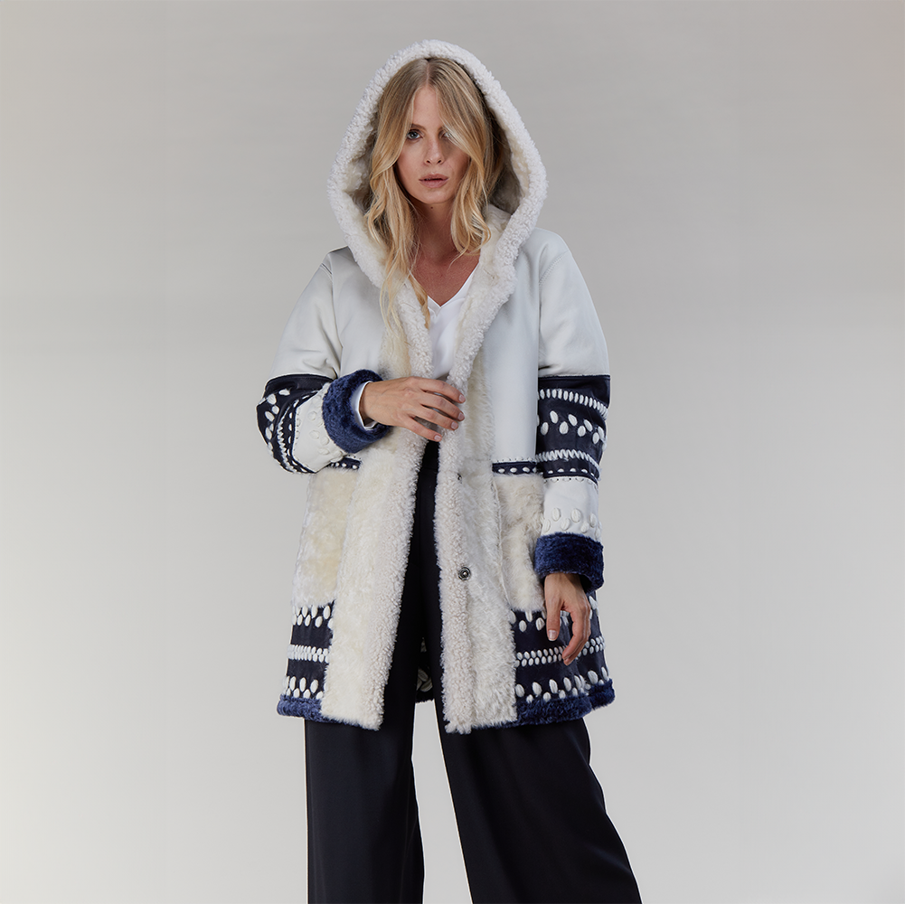 Manteau court en peau de mouton avec capuche bleue de 85cm