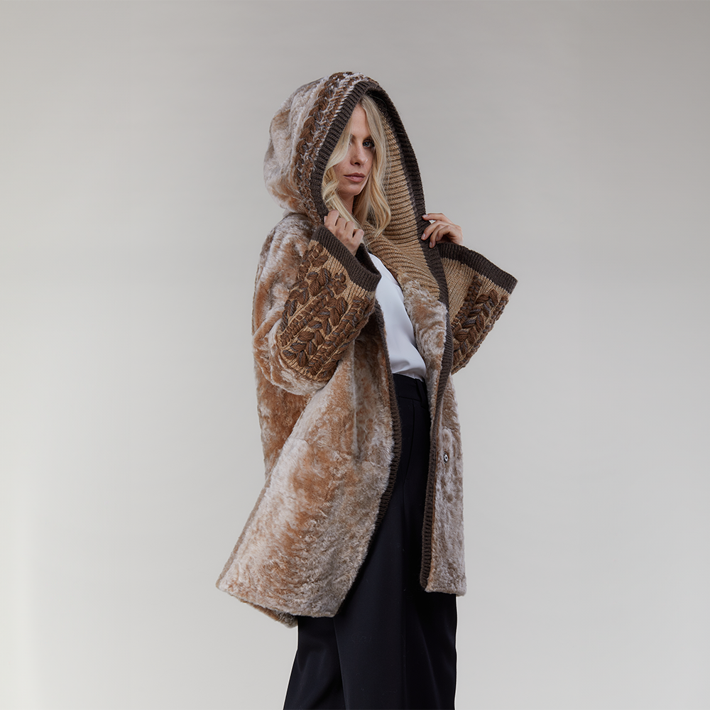Short sheepskin coat with reversible beige hood, 85cm.