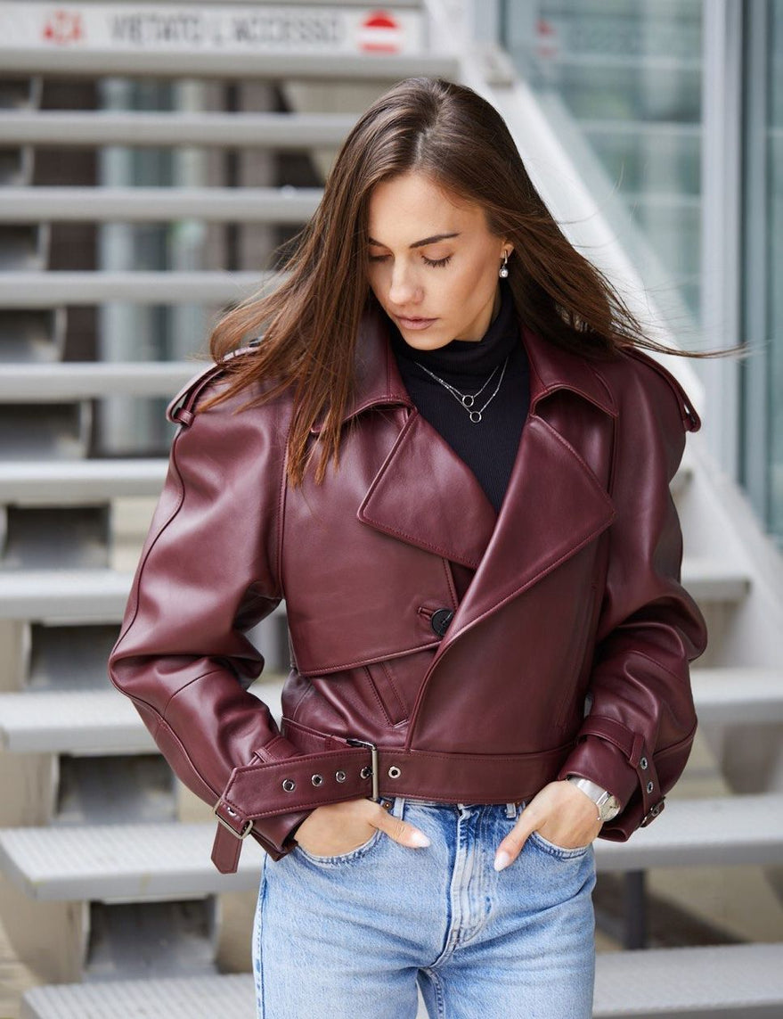 Chiodo crop di pelle con cintura bordeaux 45 cm