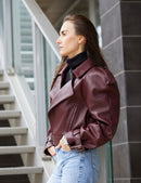 Chiodo crop di pelle con cintura bordeaux 45 cm