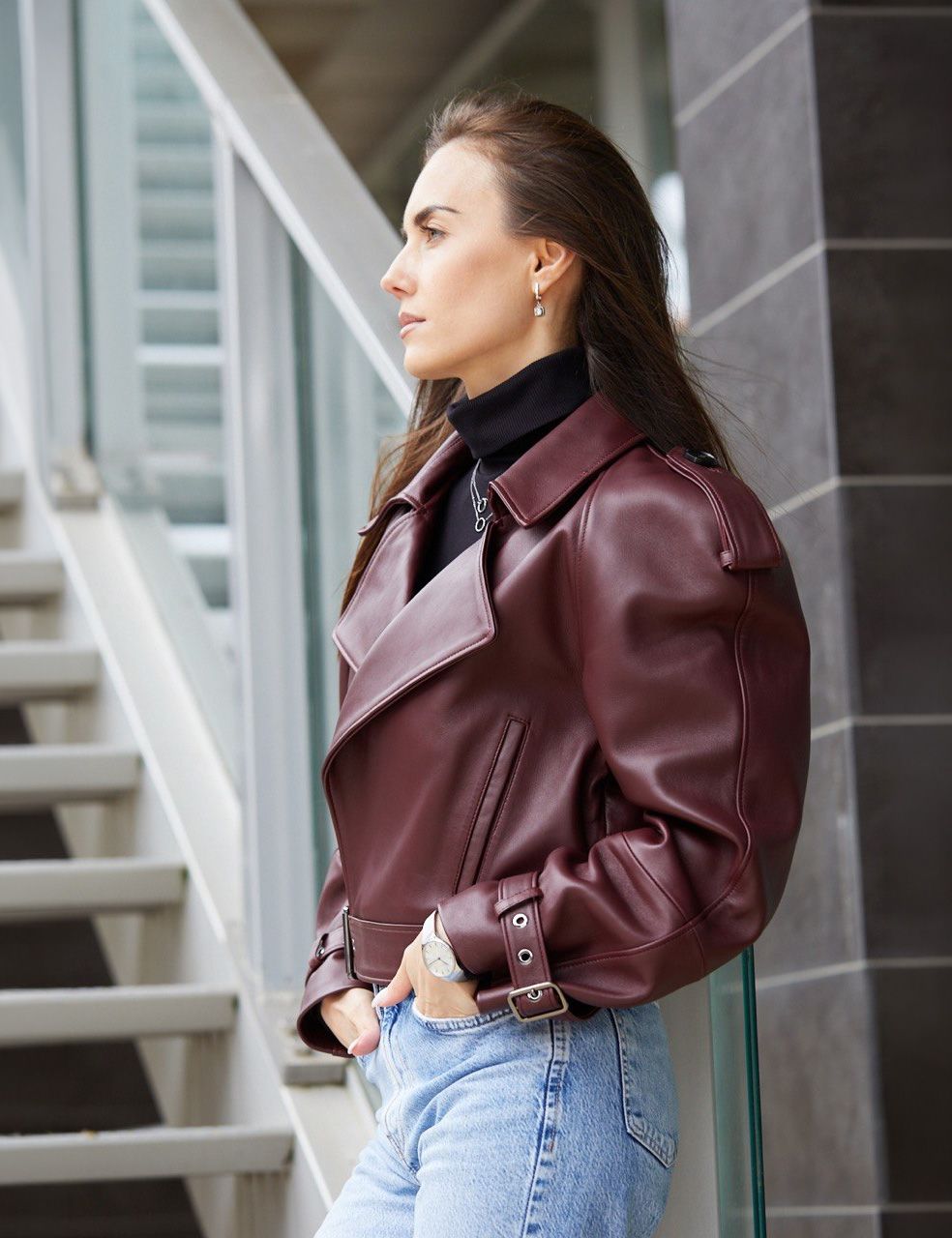 Chiodo crop di pelle con cintura bordeaux 45 cm