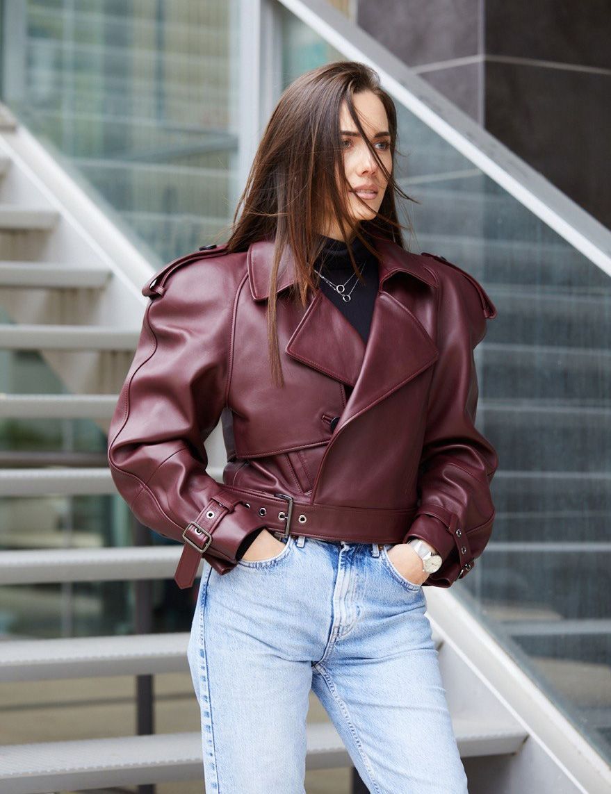 Chiodo crop di pelle con cintura bordeaux 45 cm