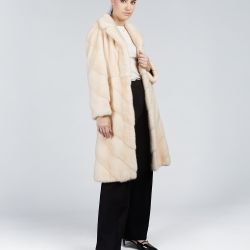 Cappotto in visone aderenre con gonna a ruota panna 100cm