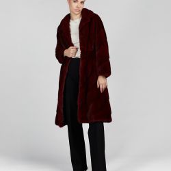 Cappotto in visone aderenre con gonna a ruota rosso 100cm