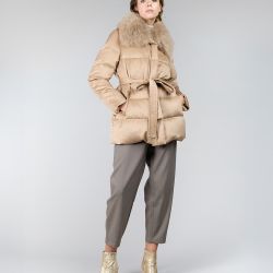 Piumino in cashmere e seta con collo in capra cashmere, cammello, 75 cm