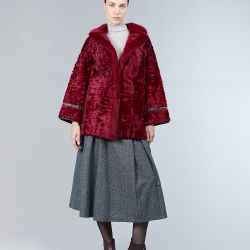 Giacca in lamb skin con collo inglese in visone, geranio, 75 cm