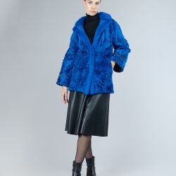 Giacca in lamb skin con collo inglese in visone, blu elettrico, 75 cm