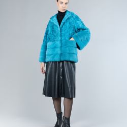 Giacca in lamb skin con bordi e maniche in visone, turchese, 70 cm