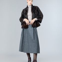 Giacca in lamb skin con bordo in visone, cioccolato, 60 cm