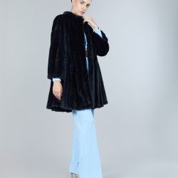Cappotto in visone, modello svasato con collo alto, blu notte, 85 cm
