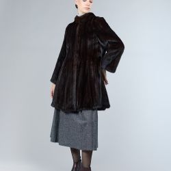 Cappotto in visone, modello svasato con collo alto, mogano, 85 cm