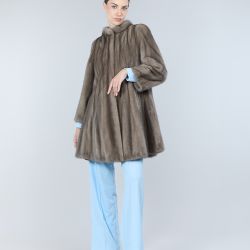 Cappotto in visone, modello svasato con collo alto, silver blue, 85 cm