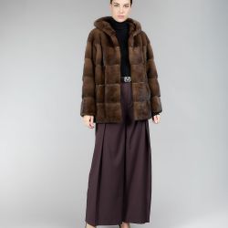 Giacca in visone con cappuccio, demi buff, 70 cm
