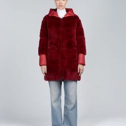 Doudoune longue avec capuche réversible en rex rouge 85 cm