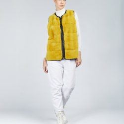 Gilet corto in visone senza collo con dettagli in pelle giallo 65cm
