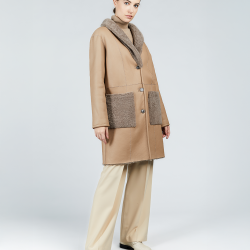 Manteau en peau de mouton réversible avec poches appliquées cognac de 90 cm.