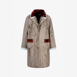 Manteau en peau de kid persan avec col anglais en couleur tourterelle de 95 cm.
