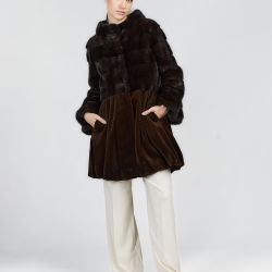 Manteau en vison pleine peau avec col montant et silhouette trapèze acajou 85cm