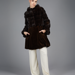 Cappotto di visone a pelle intera con collo alto e silhouette a trapezio mogano 85 cm