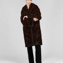 Cappotto in visone diagonale con collo inglese mogano 100cm