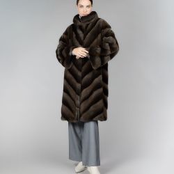 Cappotto di visone con collo alto e lavorazione diagonale, marrone, 105 cm