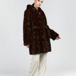 Knee-length mink coat with hood and mahogany belt, 90cm