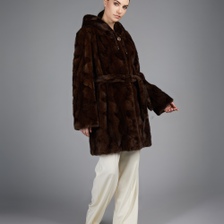 Manteau en vison à genoux avec capuche et ceinture mogano de 90cm.