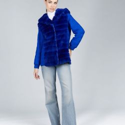 Veste en rex et pull réversible avec capuche bleu électrique de 70cm.