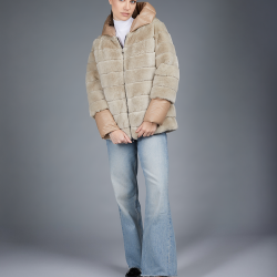 Piumino corto con cappuccio reversibile in rex beige 70cm