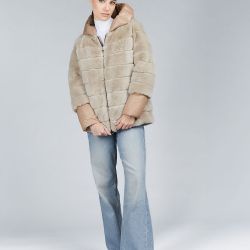 Doudoune courte avec capuche réversible en rex beige de 70cm