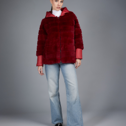 Piumino corto con cappuccio reversibile in rex rosso 70cm