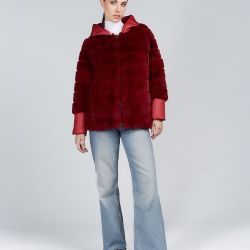 Piumino corto con cappuccio reversibile in rex rosso 70cm