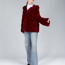 Giacca oversized in rex con cappuccio rosso 65cm