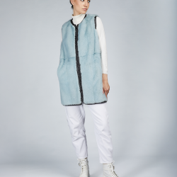 Gilet corto in visone senza collo con dettagli in pelle celeste 80cm