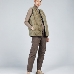 Gilet corto in visone senza collo con dettagli in pelle verde 65cm