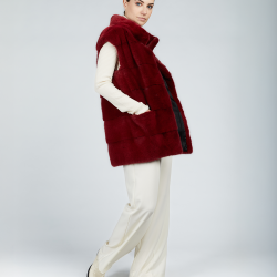 Gilet in visone con collo alto rosso 75cm